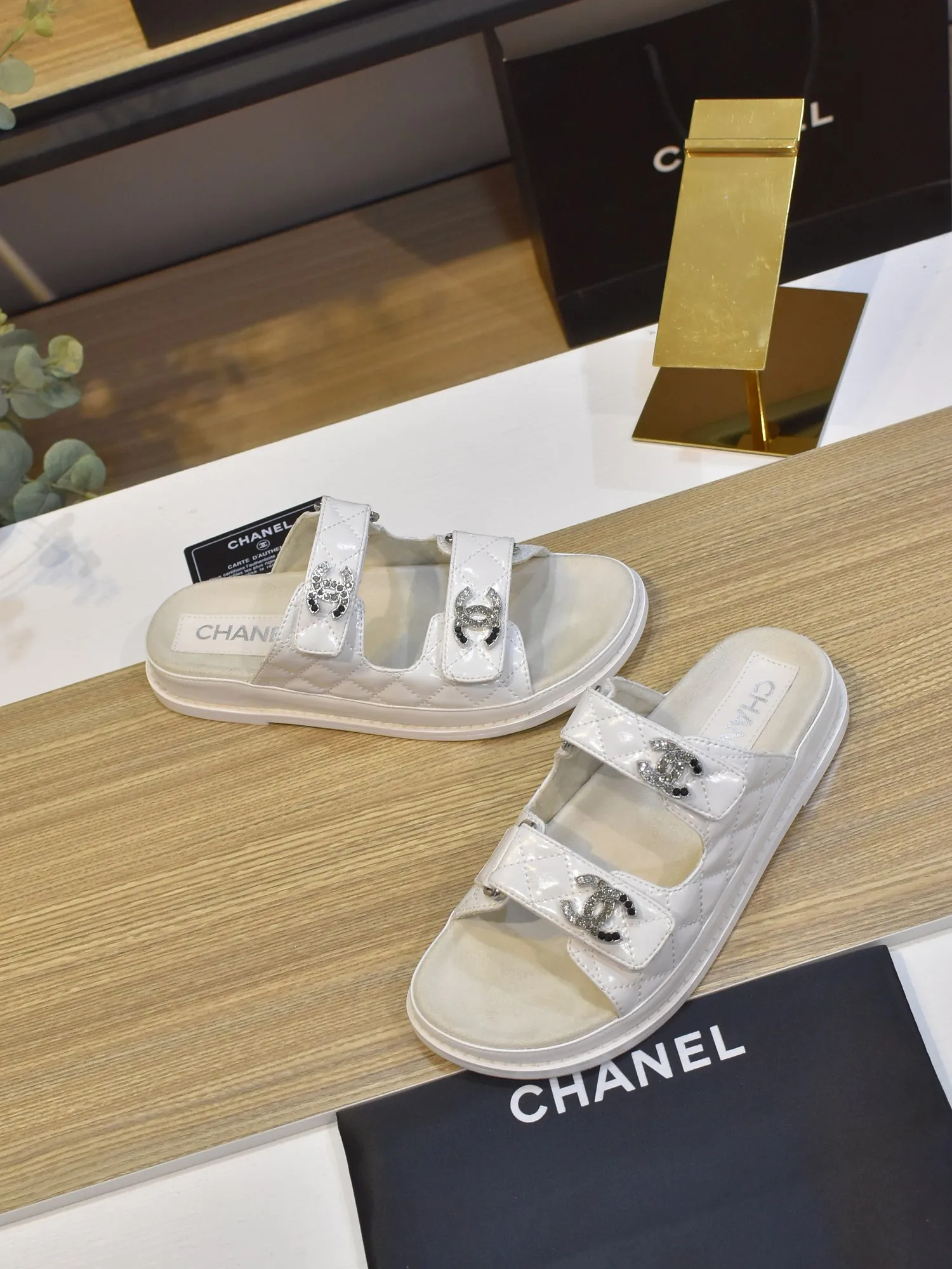 👟👟Ex-factory price 420👟👟 𝑐ℎ𝒶𝓃𝓮𝓁 2025 early spring double pearl latest season new Velcro slippers ————————————❤ European purchasing agent & fragrance grandma’s new fashion latest layout 🔛 Small fragrance sandals that exude lasting charm ~ The original development supports any comparison in the market 🆚The so-called smooth and natural lines To restore the original look, many celebrities have recommended it as one of the must-have items for spring. It is super comfortable on the feet! [Top version] ⚫ Size: 35-41 (41-42 customized, non-returnable)